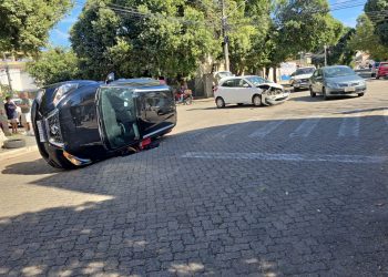 Acidente entre dois carros deixa veículo tombado no Vila Bretas