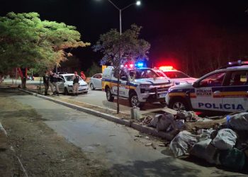 Motociclista fica ferido após ser atingido por carro em alta velocidade e motorista é preso pela PM