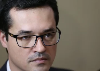 Justiça manda Deltan pagar R$ 135 mil a Lula por caso do PowerPoint