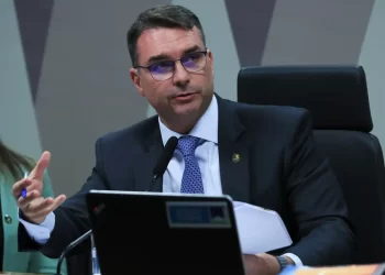 Flávio Bolsonaro apresenta pedido de impeachment de Moraes após decisão sobre tornozeleira