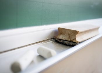 UFJF abre concurso com 20 vagas para professores; salários chegam a R$13 mil