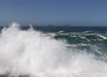 Marinha mantém alerta de ondas fortes no Rio até quinta-feira