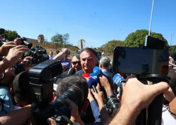 Alexandre de Moraes decreta prisão domiciliar de Bolsonaro