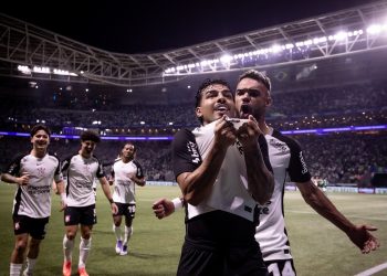 Corinthians aproveita expulsão, irrita Palmeiras no Allianz e elimina rival