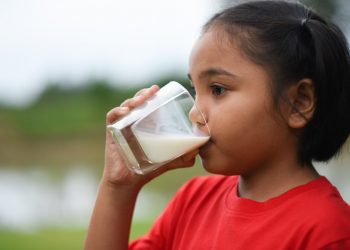 Programa Leite para a Primeira Infância já distribuiu mais de 50 mil litros em Teófilo Otoni