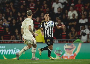 Zaga do Flamengo é vilã em jogo de estreias, Atlético vence e abre vantagem