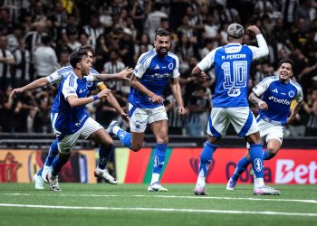 Cruzeiro vence Atlético-MG com brilho de convocados e fica perto da semifinal