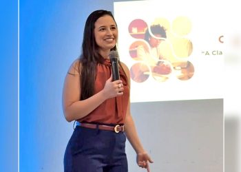 Elaine Coelho encanta empresários com palestra sobre comunicação assertiva