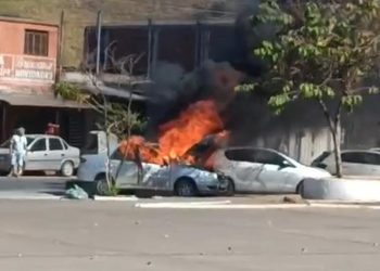 Carro pega fogo no Centro de Coronel Fabriciano e chamas atingem outro veículo