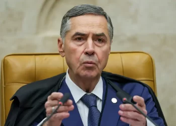 Barroso: julgamento de Bolsonaro traz “algum grau de tensão” para país