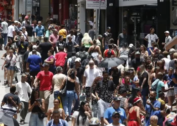 População brasileira chega a 213,4 milhões em julho de 2025