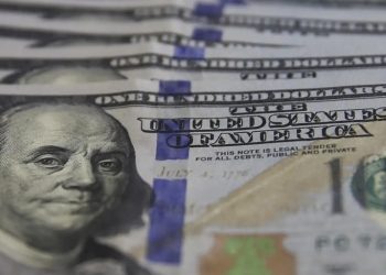 Dólar cai para R$ 5,38 e fecha no menor valor em mais de um ano