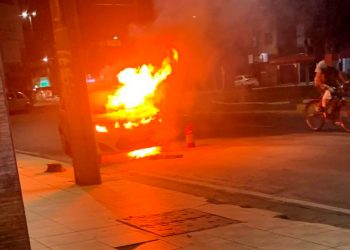 Carro pega fogo e mobiliza bombeiros em Governador Valadares