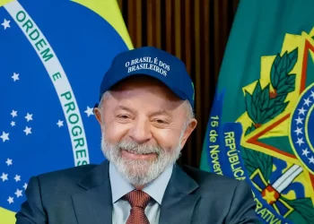 Com boné nacionalista, Lula critica suspensão de visto americano de Lewandowski anunciada por bolsonaristas