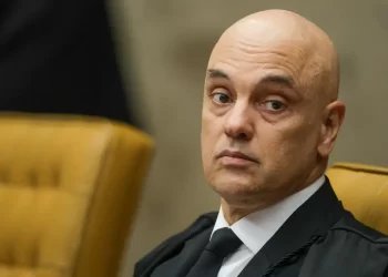 ‘Não há chance de recuar um milímetro’, diz Moraes ao Washington Post
