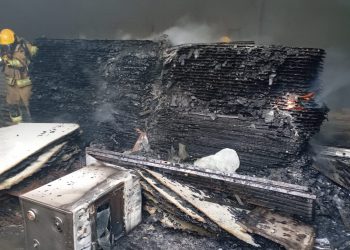 Incêndio atinge galpão no bairro São Pedro em Valadares