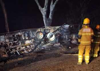 Caminhão de combustível tomba e pega fogo na MGC-120
