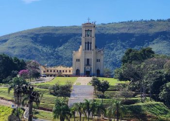 Programa Pelos Vales de Minas estreia neste sábado (9) na TV Leste, com destaque para Conceição do Mato Dentro