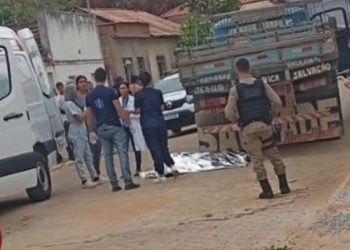 Homem morre após ser atropelado por caminhão