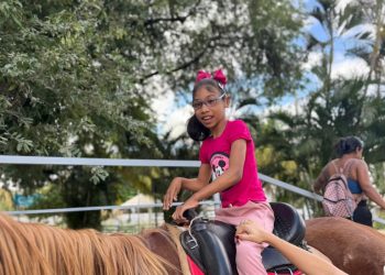 Equoterapia é retomada no Parque de Exposições e beneficia cerca de 80 pacientes