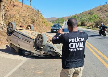Carro capota e fica com as rodas para cima na BR-116