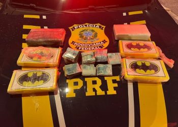 PRF apreende mais de 6 kg de cocaína de Ipatinga com logomarca do Batman na BR-101