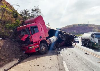 Caminhão tomba e interdita meia pista da BR-381 em Valadares