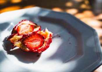 Morango do amor: doce famoso na internet ajuda a manter o preço em alta