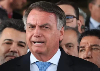 Defesa de Bolsonaro diz que foi surpreendida com prisão domiciliar