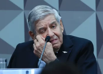 Heleno pode ir de coroado a banido do Exército com julgamento por trama golpista