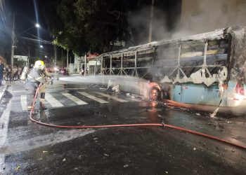 Ônibus com estudantes pega fogo em rua movimentada de Governador Valadares