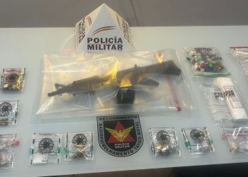 PM apreende simulacro de fuzil, drogas, munições e dinheiro em operação no São Geraldo