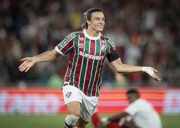 Fábio pega pênalti que não vale, Fluminense empata com Internacional e vai às quartas