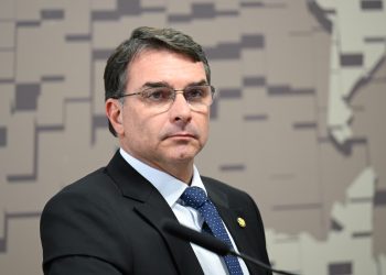 Flávio Bolsonaro chama Moraes de terrorista e pede trégua por quadro de saúde do pai