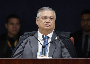 Dino acompanha Moraes e vota pela condenação de Bolsonaro pela trama golpista