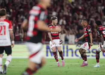 Com direito a gol relâmpago, Flamengo derrota Estudiantes no Maracanã