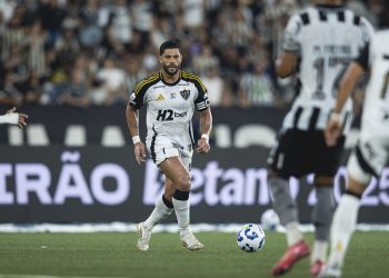 Botafogo supera metade do jogo com um a menos e vence Atlético-MG em casa