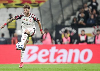 Léo Pereira e Viña treinam e se mostram aptos para Flamengo x Cruzeiro