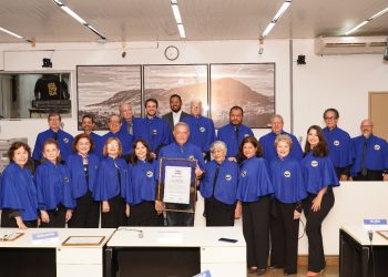 Cinquentenário da Academia Valadarense de Letras é celebrado em sessão solene