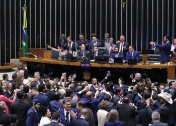 PEC também blinda deputados estaduais e ameaça processos em todo o país