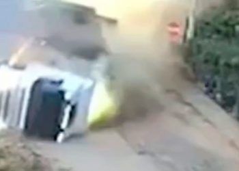 Carreta com 60 bois tomba na BR-116 em Teófilo Otoni; veja vídeo