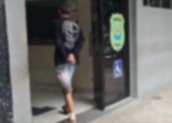 Motociclista inabilitado é preso por embriaguez após cair com garupa em Valadares