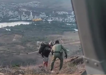 Piloto de parapente realiza pouso de emergência é resgatado no Pico do Ibituruna