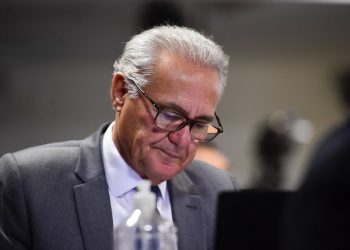 Renan diz que deputados vinculam IR a anistia, critica Lira e apresenta texto alternativo