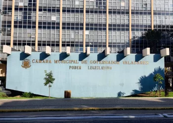 Câmara de Valadares analisa projeto que obriga retirada de fios e cabos inutilizados em postes