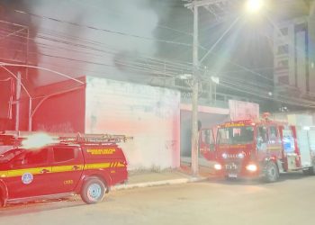 Incêndio atinge imóvel abandonado no Centro de Valadares