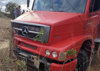 Mãe e filha morrem em grave acidente entre carro e caminhão