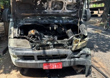 Van escolar pega fogo; não se sabe o que causou o incêndio 