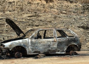 Carro incendiado é encontrado em loteamento às margens da BR-259 em Valadares