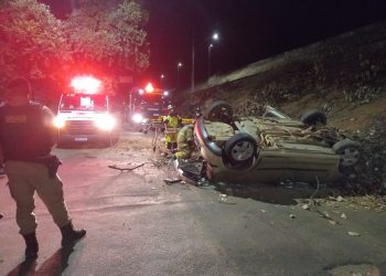 Carro cai de viaduto na BR-116 em Valadares